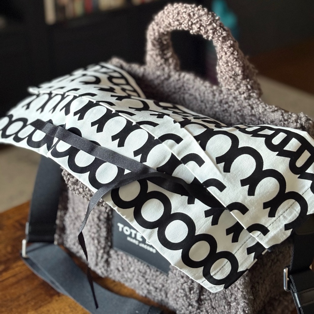 Marc Jacobs The Tote Bag - Picture 6 of 8